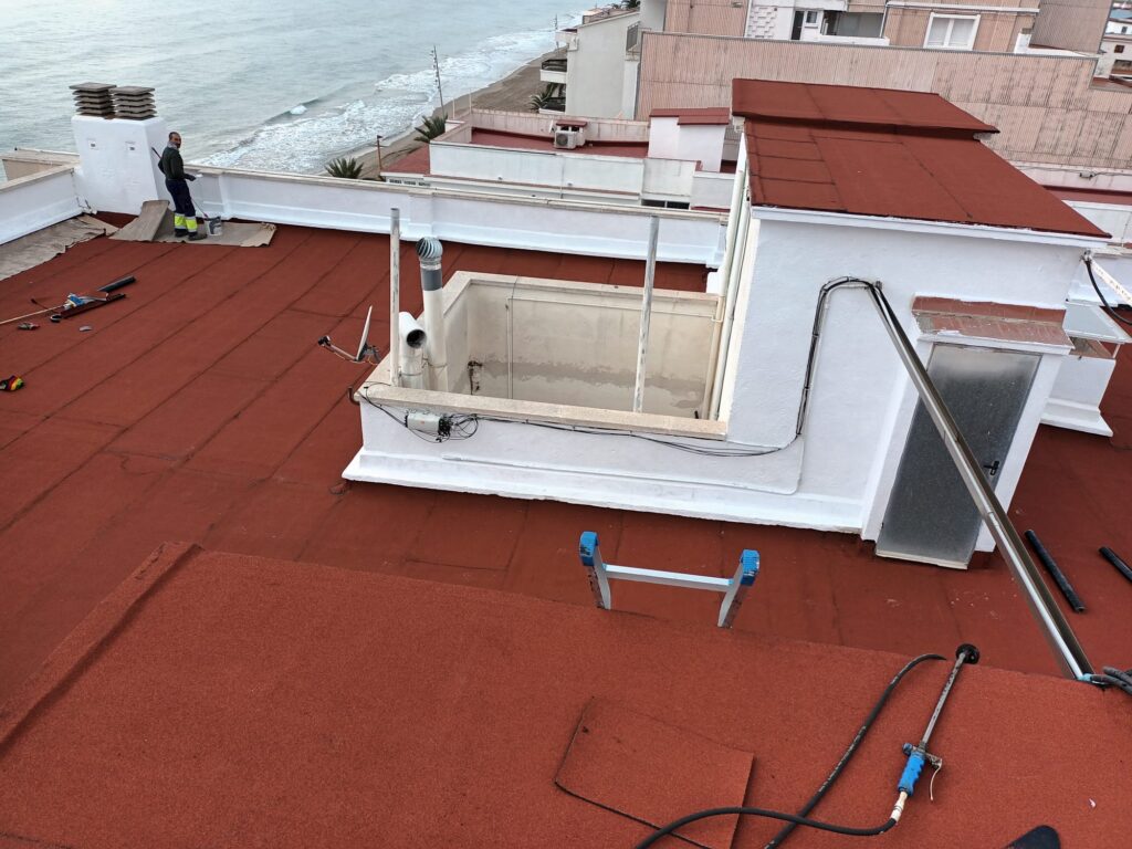Terraza comunitaria transitable impermeabilizada en un edificio de viviendas de Calafell