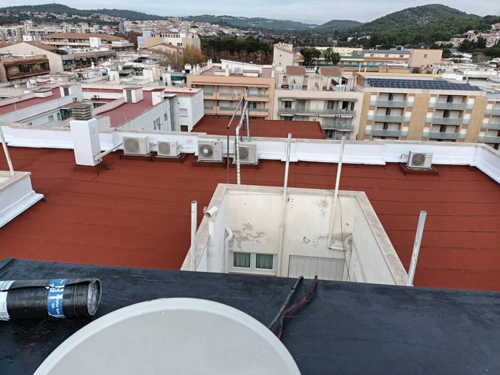 Vista general de una cubierta terminada en Calafell tras la prueba de estanqueidad