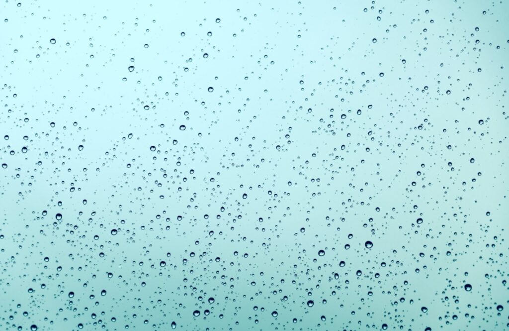 Gotas de agua sobre una superficie azul